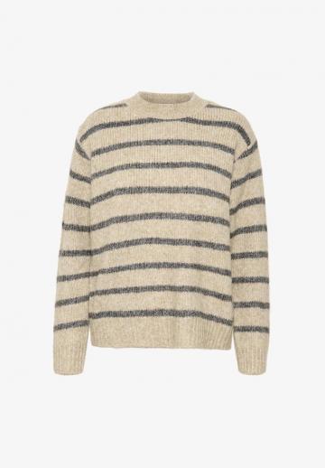 Пуловер в полоску