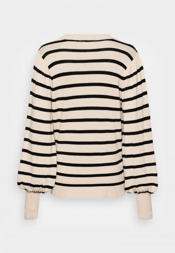 Пуловер в полоску