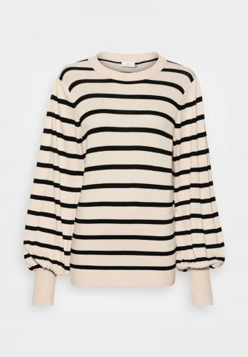 Пуловер в полоску