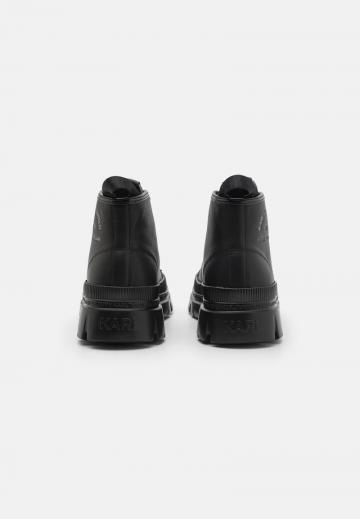 Ботинки на шнуровке