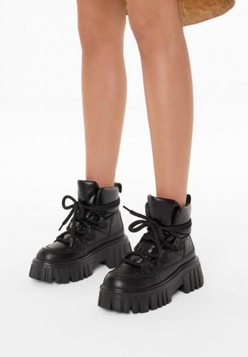 Ботинки на шнуровке