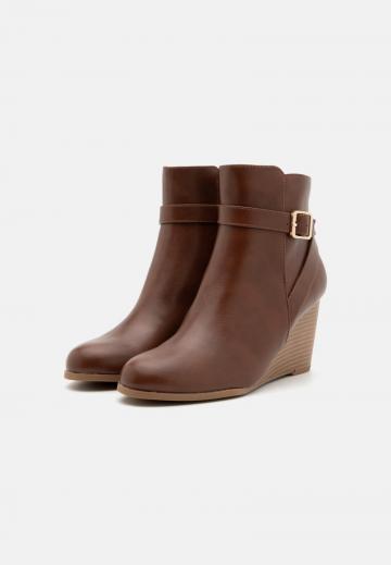 Сапожки на танкетке