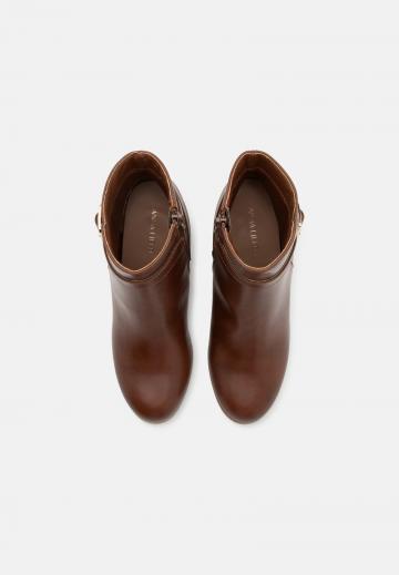 Сапожки на танкетке