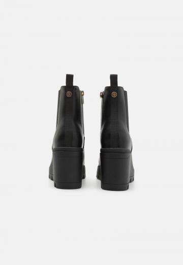 Сапожки на танкетке