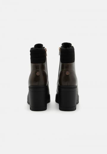 Сапожки на танкетке