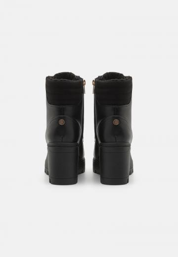 Сапожки на танкетке