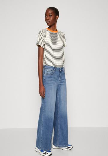 Клешеные джинсы