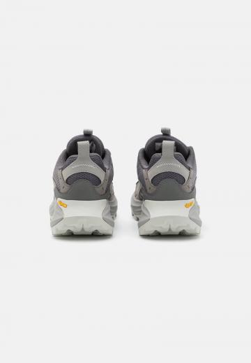 Походные кроссовки