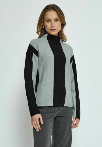 Пуловер в полоску