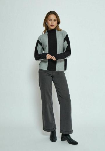 Пуловер в полоску