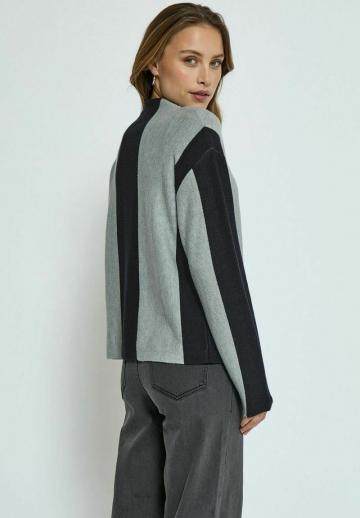 Пуловер в полоску