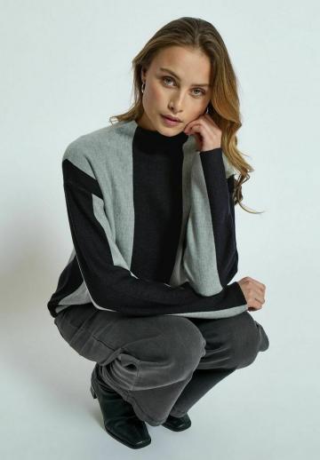 Пуловер в полоску