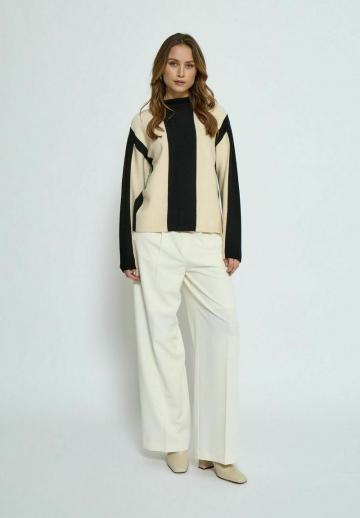 Пуловер в полоску