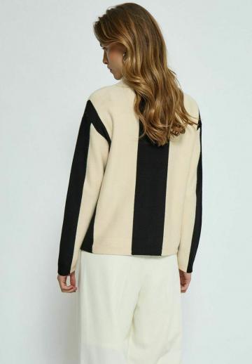 Пуловер в полоску