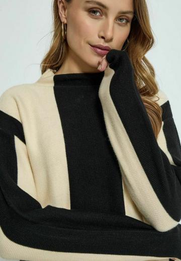 Пуловер в полоску