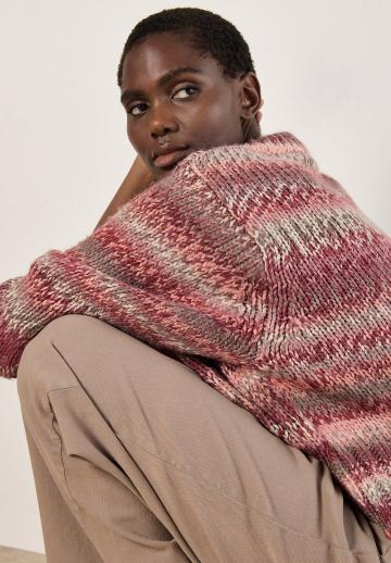 Пуловер в полоску