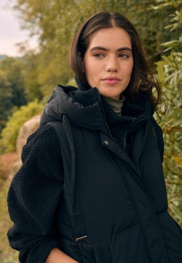 Длинный жилет