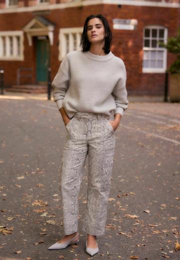 Брюки с накладными карманами