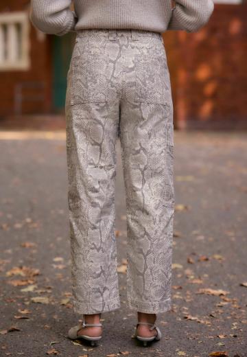 Брюки с накладными карманами