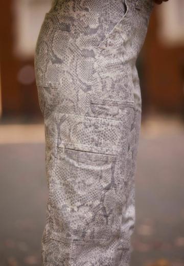 Брюки с накладными карманами