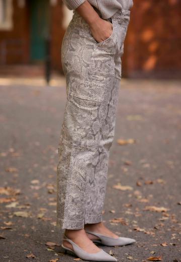 Брюки с накладными карманами