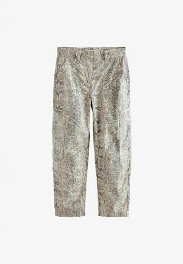 Брюки с накладными карманами