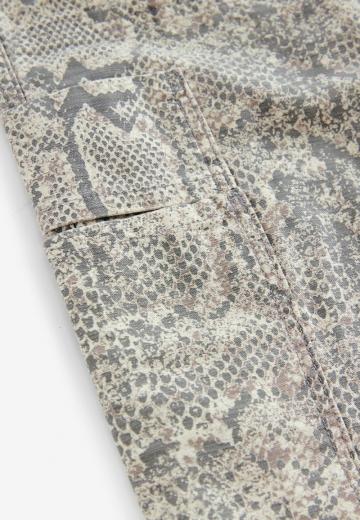 Брюки с накладными карманами