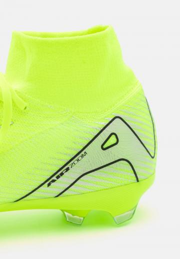 Футбольные бутсы