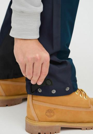 Брюки с накладными карманами