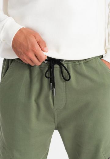 Брюки с накладными карманами