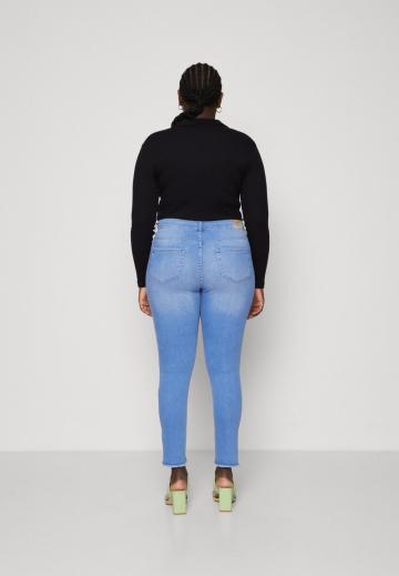 Узкие джинсы