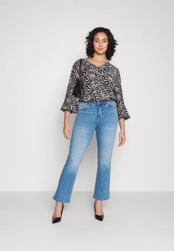 Клешеные джинсы