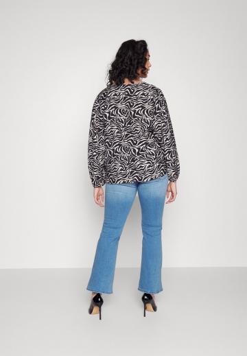 Клешеные джинсы