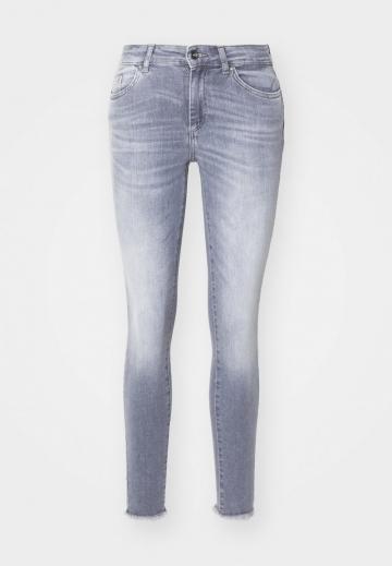 Узкие джинсы