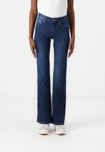 Узкие джинсы