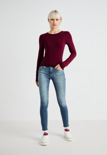 Узкие джинсы