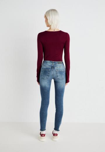 Узкие джинсы