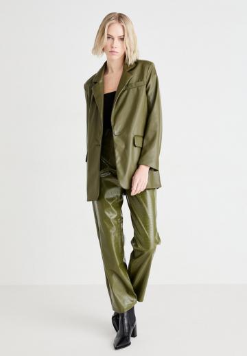 Блейзер с накладными карманами