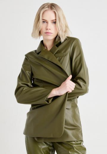 Блейзер с накладными карманами