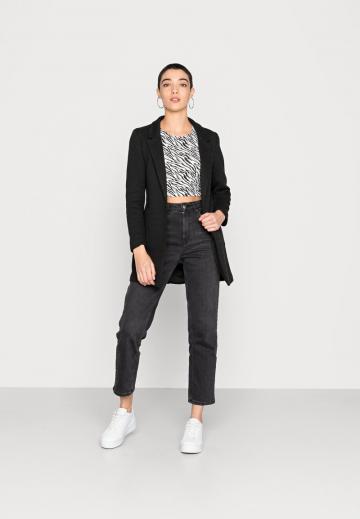 Короткое пальто