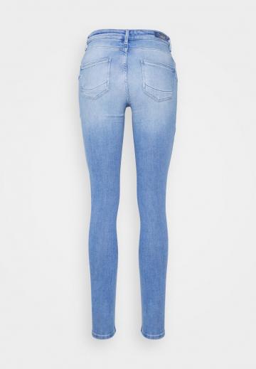 Узкие джинсы