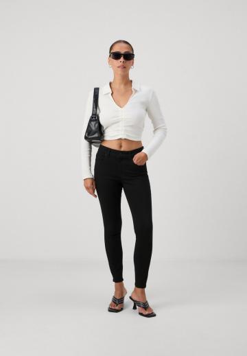 Узкие джинсы