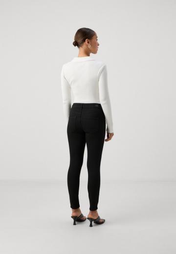 Узкие джинсы