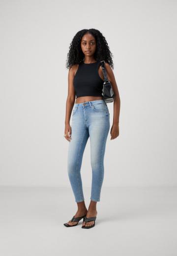 Узкие джинсы