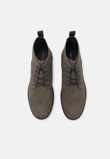 Ботинки на шнуровке