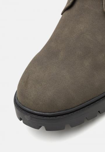 Ботинки на шнуровке