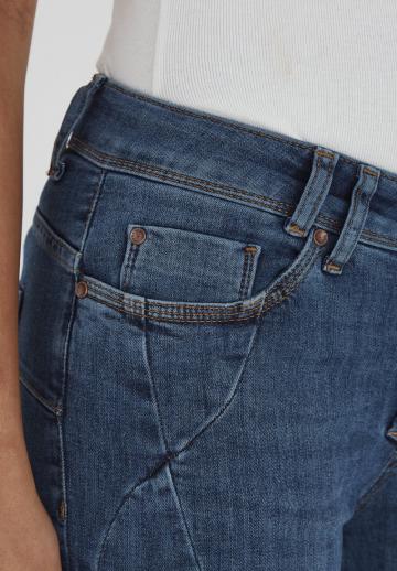 Узкие джинсы