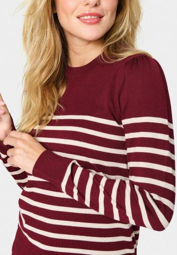 Пуловер в полоску