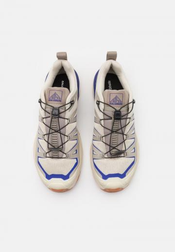 Походные кроссовки