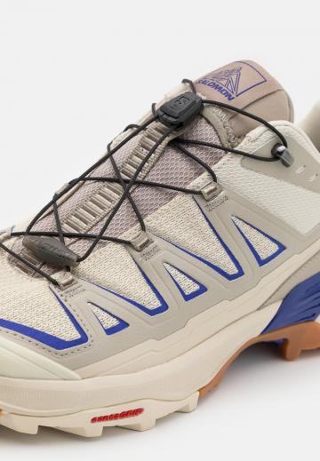 Походные кроссовки